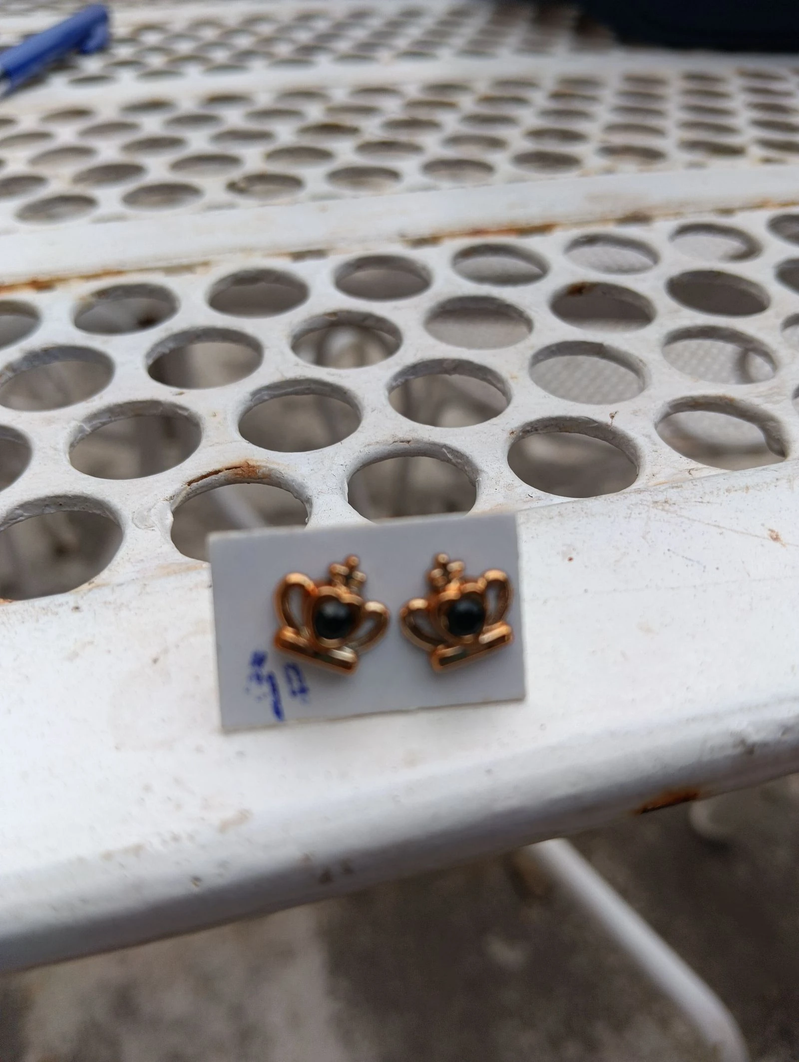 Paire de boucles d'oreilles n 47 neuve 